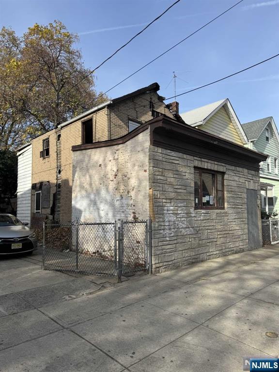 Main image without alt text