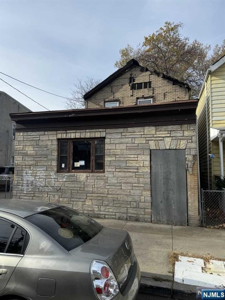 Bring this classic home back to life! Great opportunity for an investor to make a great single family or update current duplex. Buyer responsible for all township requirements. Smoke, TCO, etc