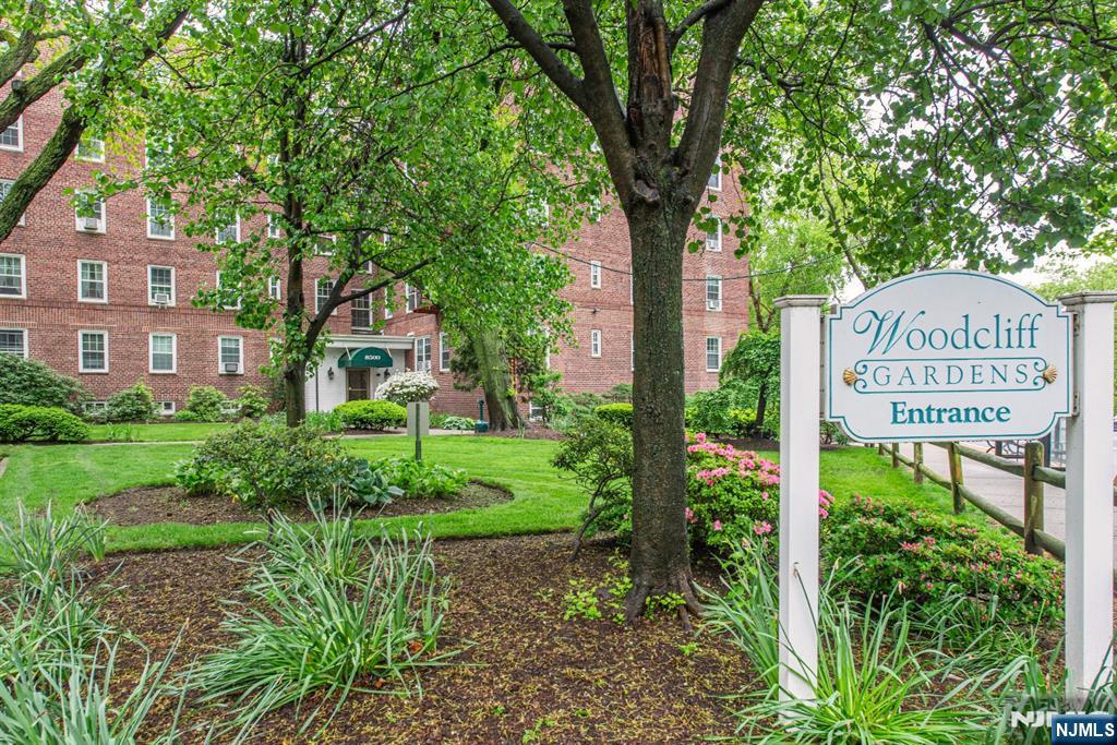 8500 Boulevard E 4H