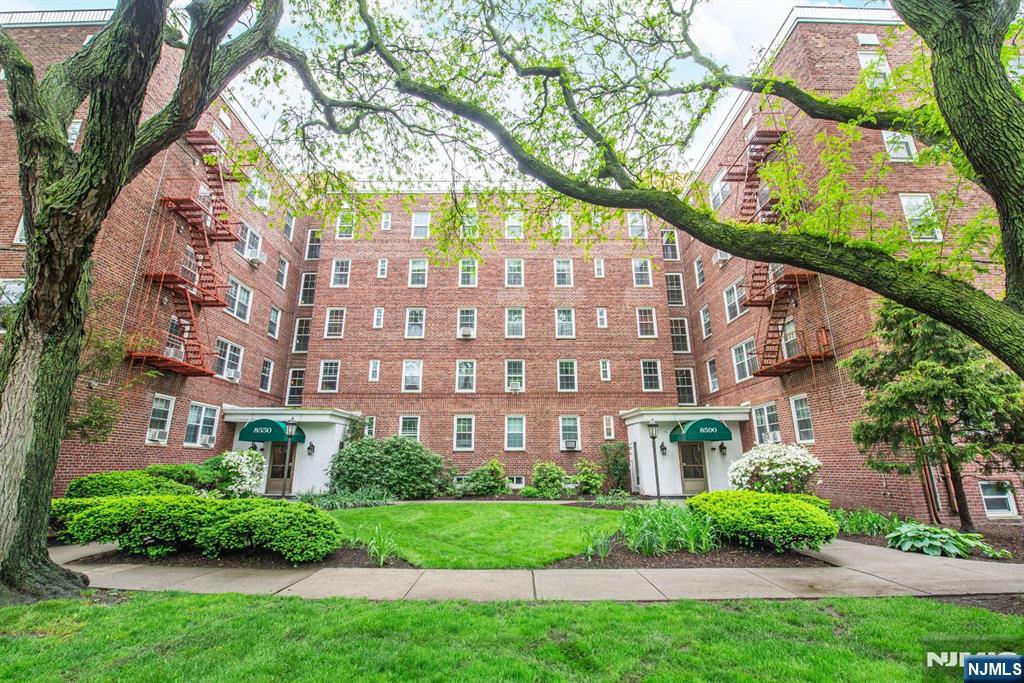 8500 Boulevard E 4H