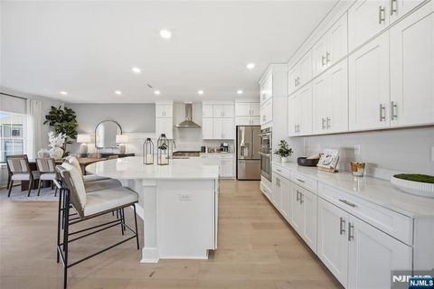 18 Arlington Place Oakland NJ 07036