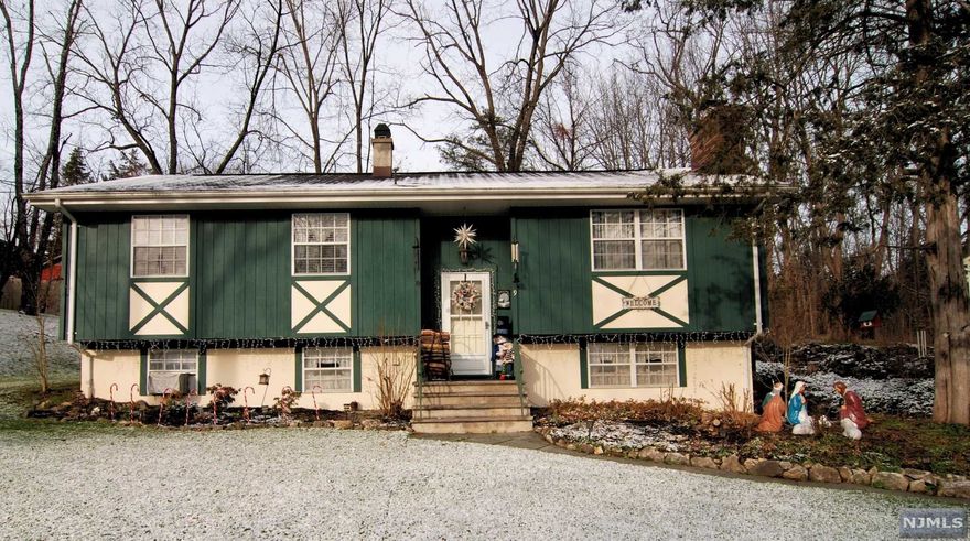 WELL MAINTAINED 44' FOOT BI-LEVEL/3 BDRMS PLUS A DEN, 2.5 BA & 1 CAR GAR EXCELLENT IN LAW SUITE POTENTIAL W/SEPARATE ENTRANCE & 1/2 BA IS ROUGH PLUMBED FOR A SHOWER! HARDWOOD FLRING THROUGHOUT 1ST FLR (under the rugs). LARGE LR W/DOUBLE WINDOW & WOOD BURNING FP ADDING ADDITIONAL WARMTH TO THIS ALREADY COMFORTABLE HOME. EXTRA WIDE DR RIGHT OFF THE EAT IN KIT ALLOWS PLENTY OF RM FOR ENTERTAINING GUESTS OVER THE HOLIDAYS! 3 LARGE BDRMS ON MAIN FLR INCLUDING A MASTER SUITE W/FULL PRIVATE BA W/TUB & GOOD SIZED DOUBLE CLOSET. EXCELLENT POTENTIAL FOR A 4TH BDRM OR HOME OFFICE ON THE LOWER LEVEL W/PRIVATE ENTRANCE & HUGE FAMILY RM W/RECESSED LIGHTING, STORAGE / UTILITY RM & DOUBLE CLOSET FOR EXTRA STORAGE. 3 ZONE HOT WATER BASEBOARD HEAT, WIRED FOR A WHOLE HOUSE GENERATOR, ALL WITHIN MINUTES TO SCHOOLS, SKI SLOPES, PARKS & SHOPPING. LOW $140 A YEAR DUES, SWIM, FISH, SAIL OR SKATE IN THIS 4 SEASON COMMUNITY. WALK TO THE APPALACHIAN TRAIL OR VISIT 5 WORLD CLASS GOLF COURSES!