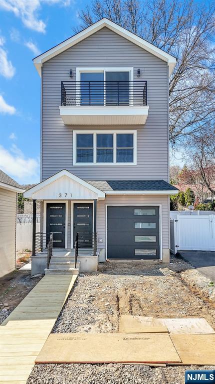 371 Hobart Avenue, Haledon, New Jersey - 5 Bedrooms  
4 Bathrooms  
7 Rooms - 