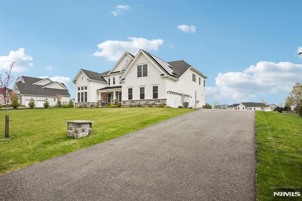 Photo of 281 Crescent Avenue, Mahwah, NJ 07430 (MLS # 26006186)