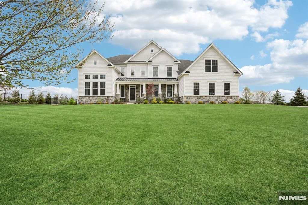 Photo of 281 Crescent Avenue, Mahwah, NJ 07430 (MLS # 26006186)