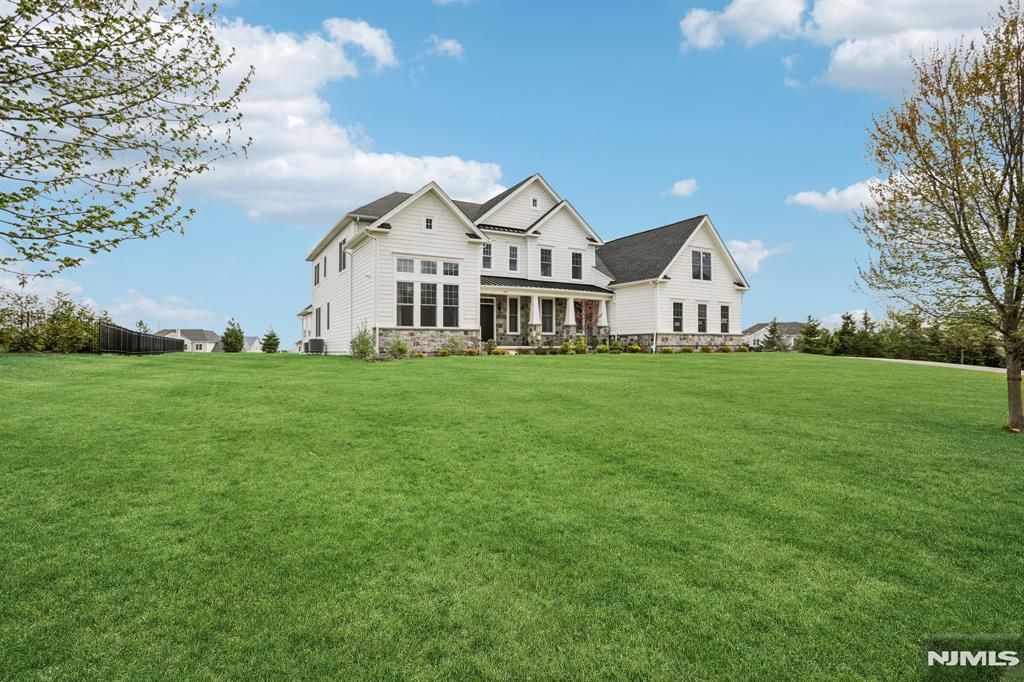 Photo of 281 Crescent Avenue, Mahwah, NJ 07430 (MLS # 26006186)