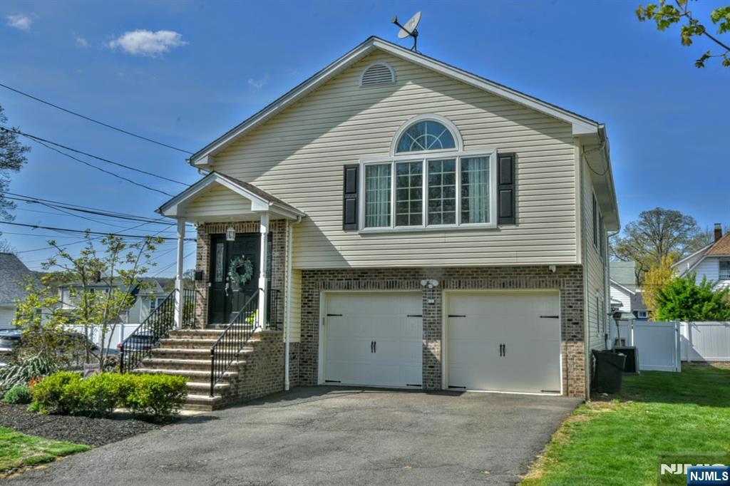 1 Ekings Avenue, Hawthorne, New Jersey - 4 Bedrooms  
3 Bathrooms  
9 Rooms - 