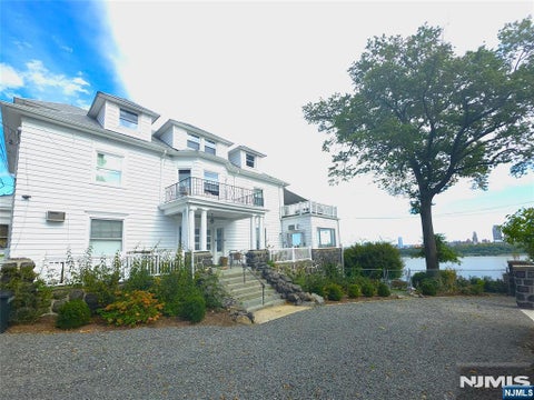 Photo of 3 Crescent AVE #3rd FL, Cliffside Park, NJ 07010 (MLS # 26038587)