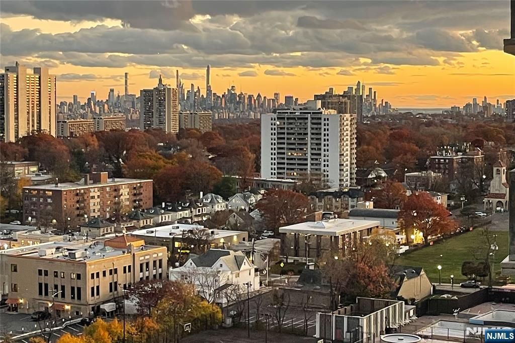 Photo of 2100 Linwood Avenue #18N, Fort Lee, NJ 07024 (MLS # 25040126)