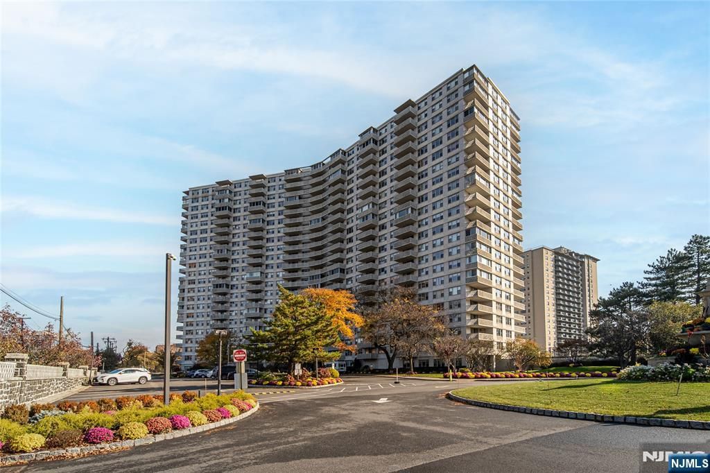 Photo of 2100 Linwood Avenue #18N, Fort Lee, NJ 07024 (MLS # 25040126)