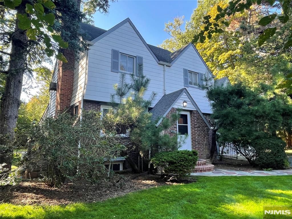 Photo of 1 Grange Court, Teaneck, NJ 07666 (MLS # 25042383)