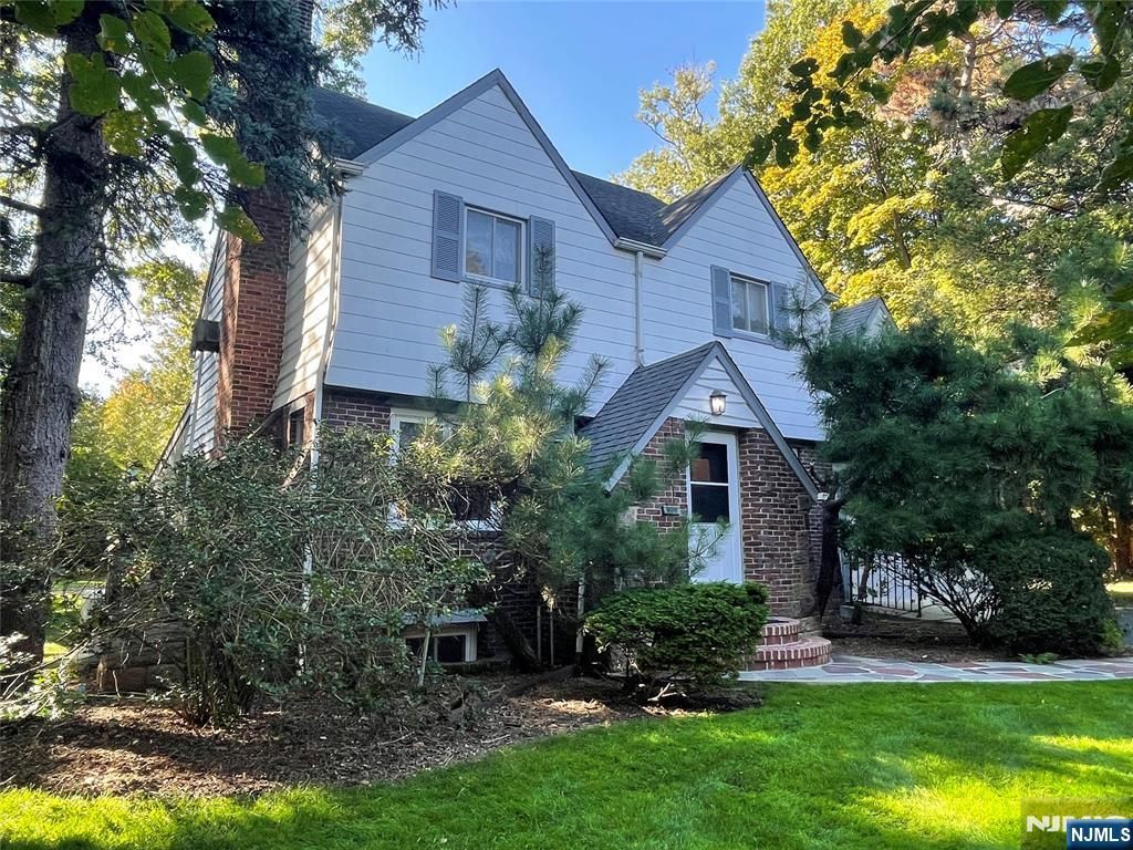 Photo of 1 Grange Court, Teaneck, NJ 07666 (MLS # 25042383)