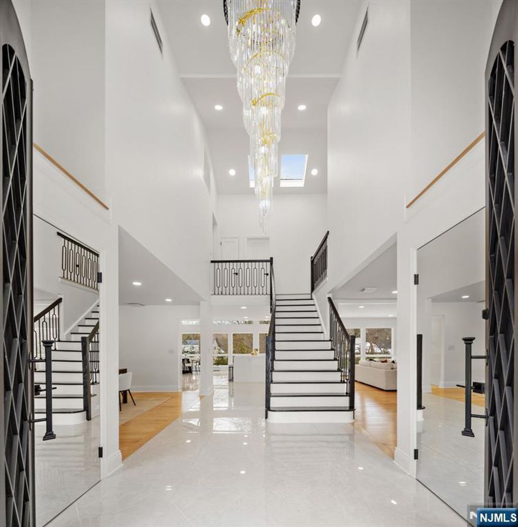 Photo of 27 Applewood Drive, Upper Saddle River, NJ 07458 (MLS # 25044158)