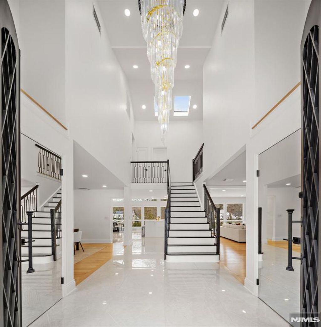 Photo of 27 Applewood Drive, Upper Saddle River, NJ 07458 (MLS # 25044158)