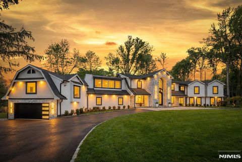 Photo of 27 Applewood Drive, Upper Saddle River, NJ 07458 (MLS # 25044158)