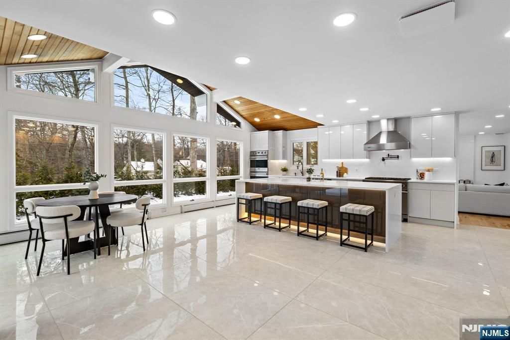 Photo of 27 Applewood Drive, Upper Saddle River, NJ 07458 (MLS # 25044158)