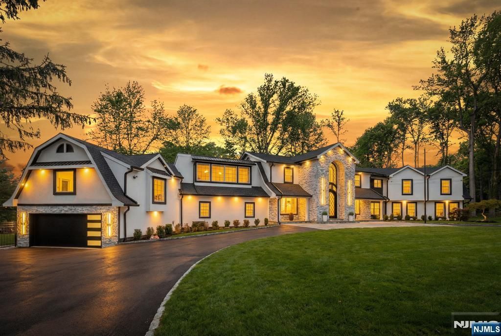 Photo of 27 Applewood Drive, Upper Saddle River, NJ 07458 (MLS # 25044158)