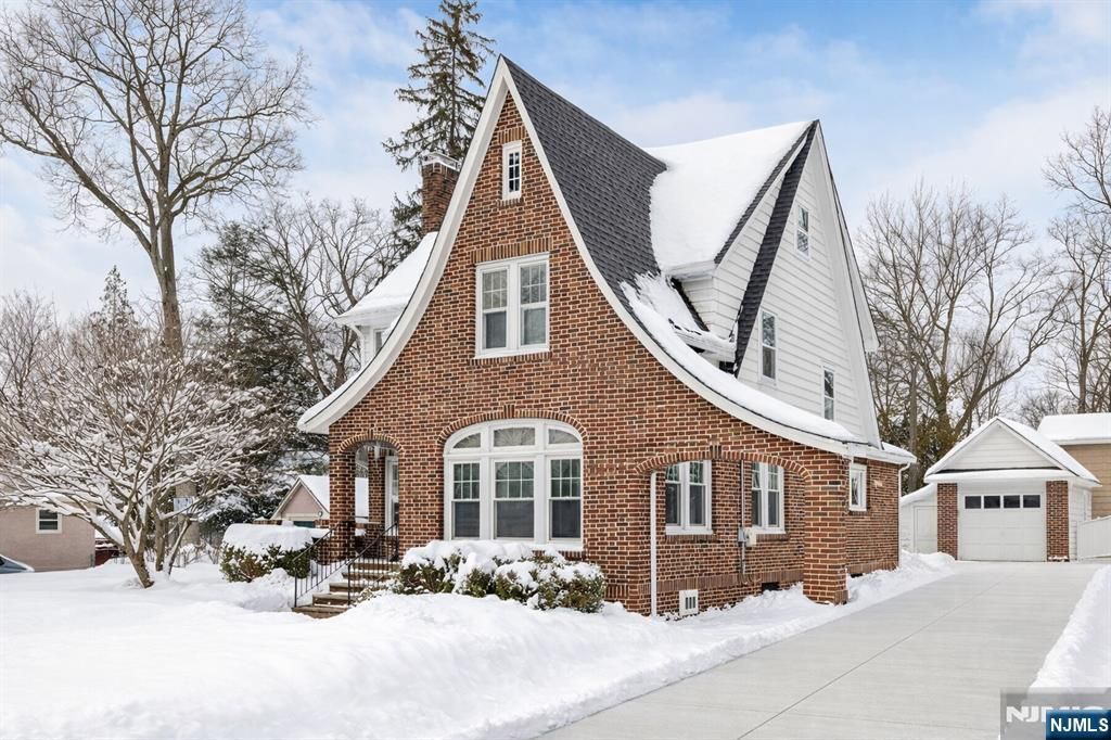 Photo of 33 Homewood Avenue, Allendale, NJ 07401 (MLS # 26001946)