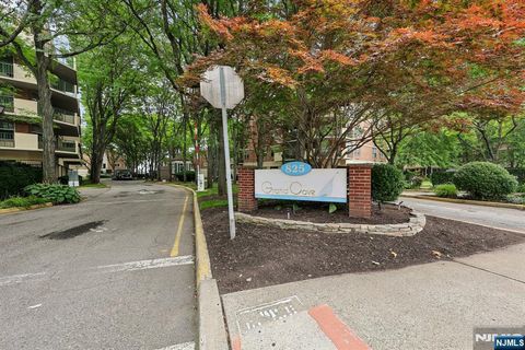 Photo of 200 Grand Cove Way #2D, Edgewater, NJ 07020 (MLS # 26027571)