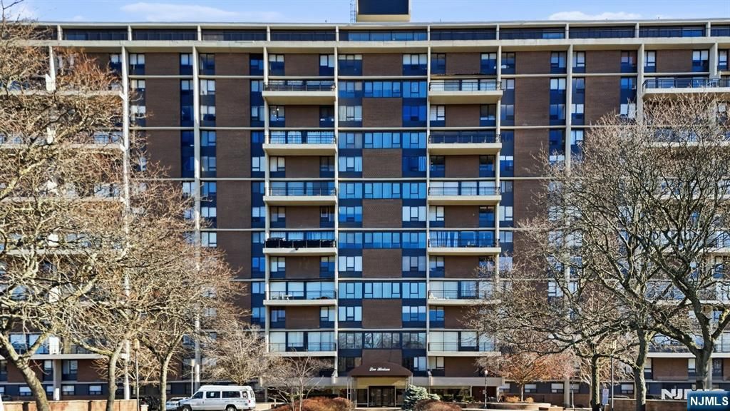 Photo of 2 Horizon Rd #1010, Fort Lee, NJ 07024 (MLS # 25043352)