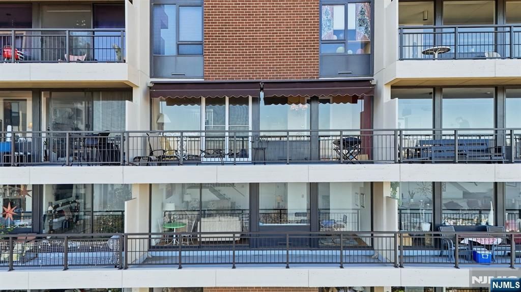 Photo of 2 Horizon Rd #1010, Fort Lee, NJ 07024 (MLS # 25043352)