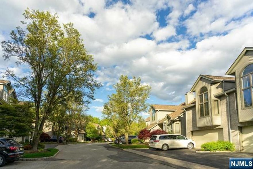 NORTHWOOS TOWNHOUSE, LARGE LIVING ROOM WITH DUAL SIDED FIRE PLACE. FORMAL DINING ROOM WITH SLIDING GLASS DOOR TO DECK. ALL HARDWOOD FLOORS AND TILED FLOOR IN THE BASEMENT. ALL NEW BTHROOMS. ENJOY ALL AMENITIES. 2 CAR GARAGE.