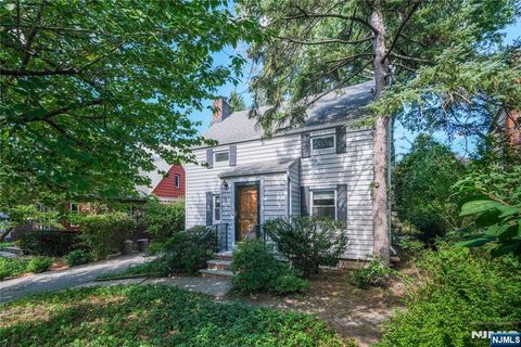 141 Moore Avenue Leonia NJ 07605