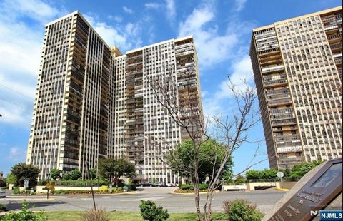 Photo of 300 Winston Dr #L05, Cliffside Park, NJ 07010 (MLS # 26002842)