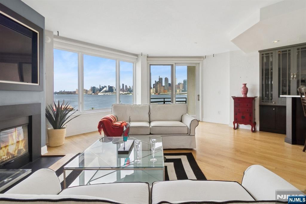 600 Harbor Boulevard 973/975