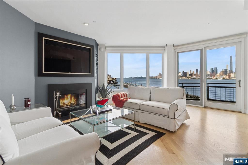 600 Harbor Boulevard 973/975