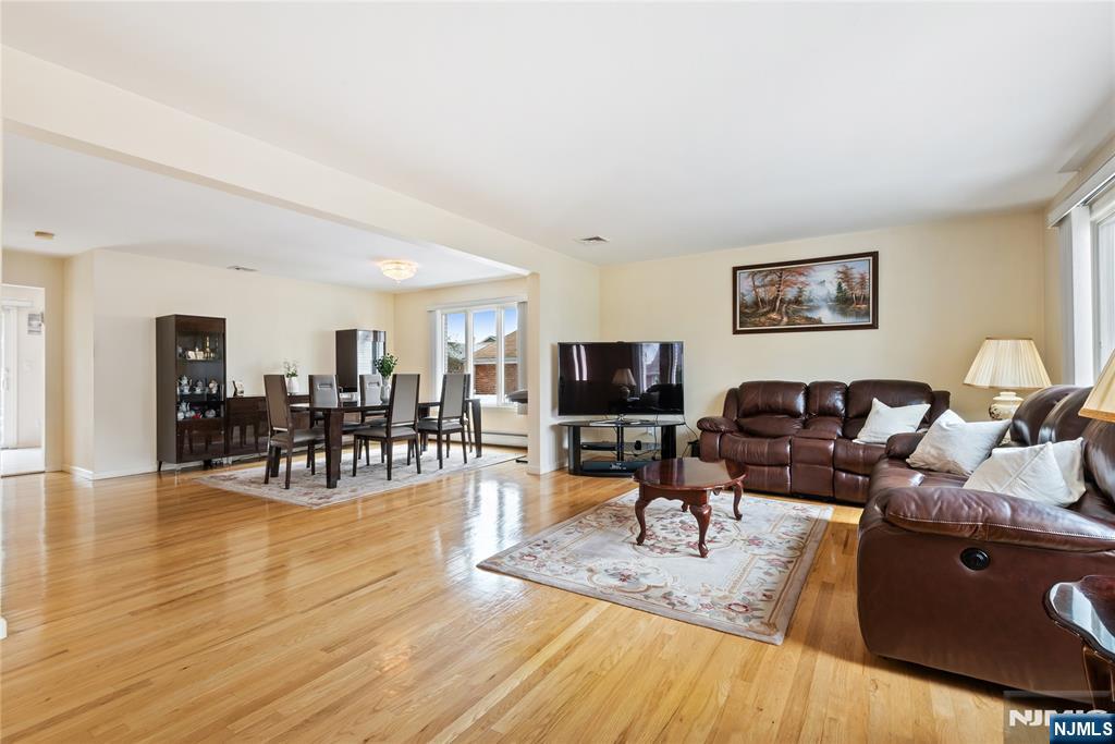 253 Warren Ave, Fort Lee, New Jersey - 3 Bedrooms  
4 Bathrooms  
6 Rooms - 