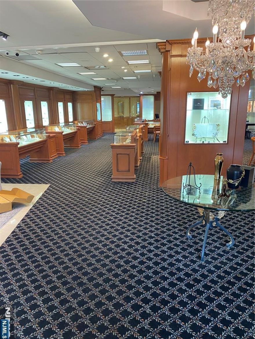 Conveniently located in a prime location. 4000sqf . Presently set up is jewelery store. It can also be used for any other retail business ,restaurant or cafe etcâ€¦