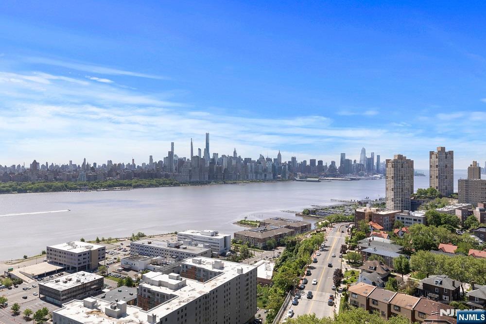 7855 Boulevard East 19J