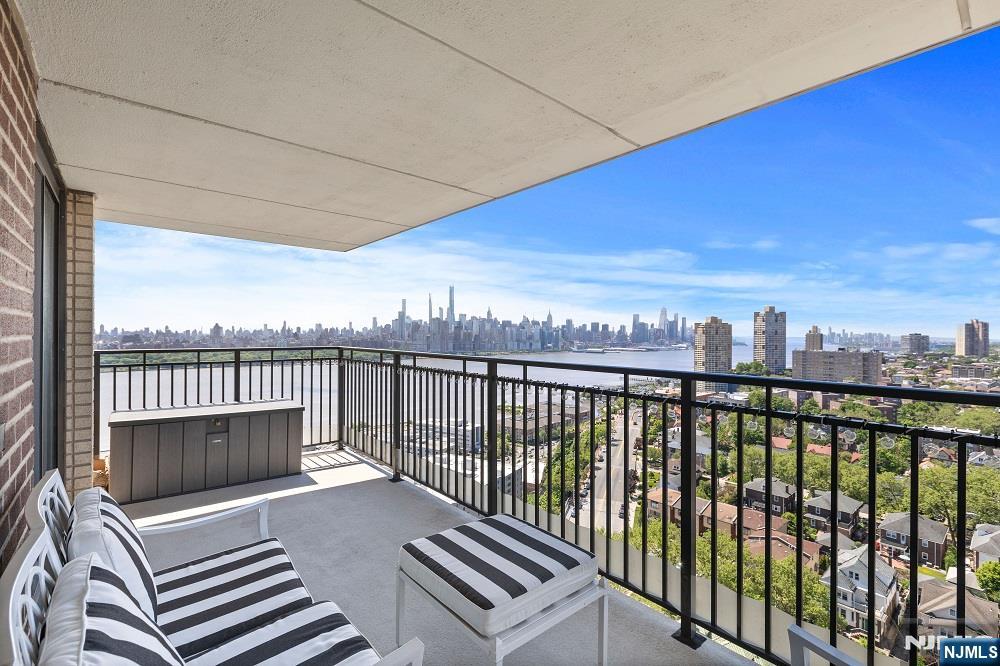 7855 Boulevard East 19J