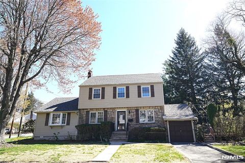 Photo of 52 Surrey Ln, Tenafly, NJ 07670 (MLS # 26012166)