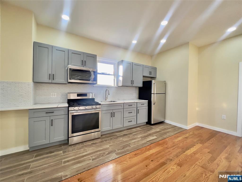567 67th St 2, West New York, New Jersey - 2 Bedrooms  
1 Bathrooms  
5 Rooms - 