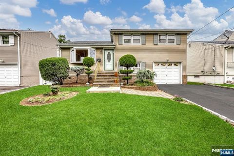 Photo of 37 Cedar Drive, Rochelle Park, NJ 07662 (MLS # 26019495)
