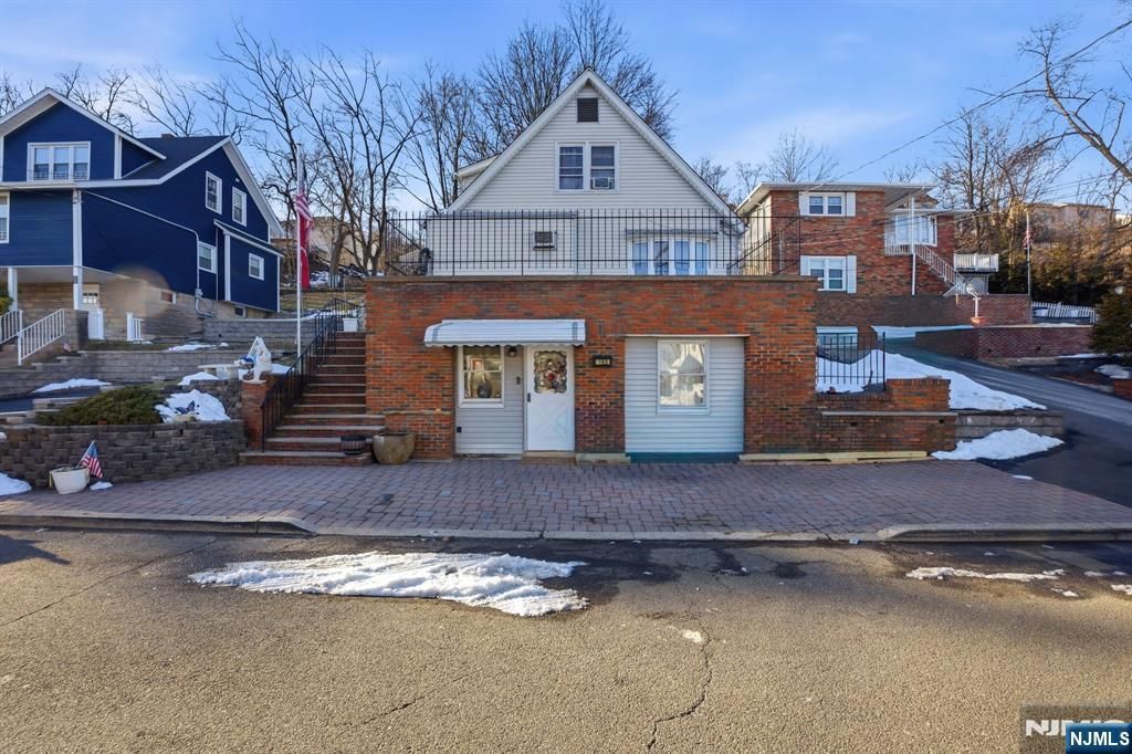 Photo of 160 Barnert Avenue, Totowa, NJ 07512 (MLS # 26006995)