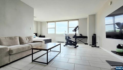 Photo of 201 Bridge Plaza #9G, Fort Lee, NJ 07024 (MLS # 26035247)