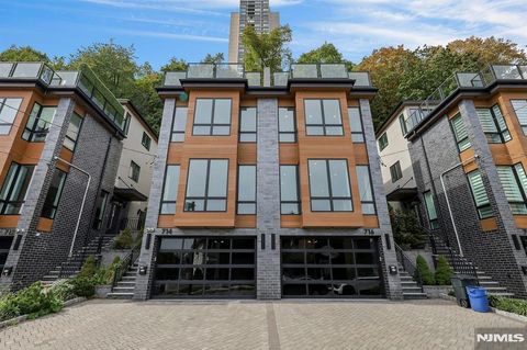 720 Undercliff Avenue Edgewater NJ 07020