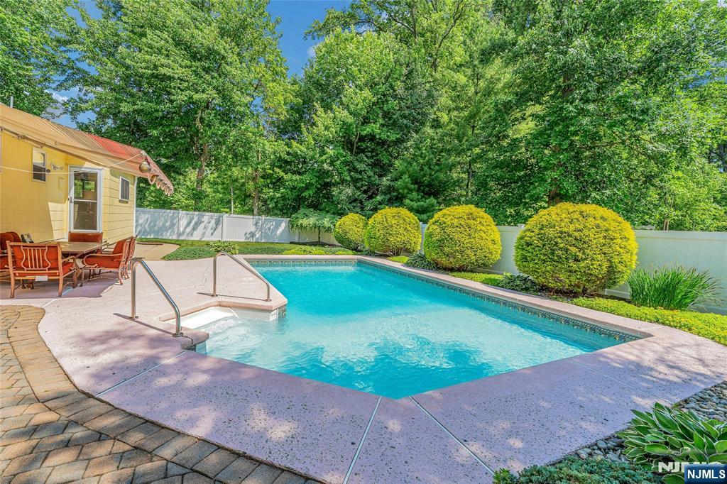 9 Fairway Avenue