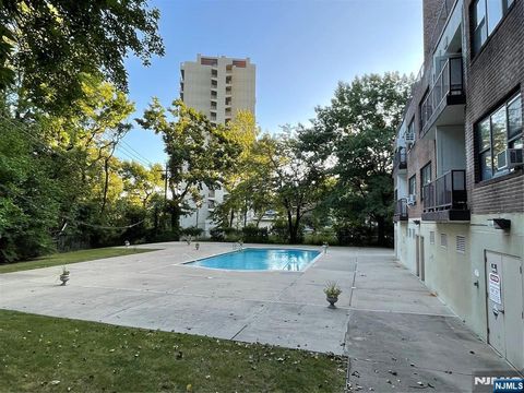 Photo of 1450 Palisade Ave #3M, Fort Lee, NJ 07024 (MLS # 25037649)