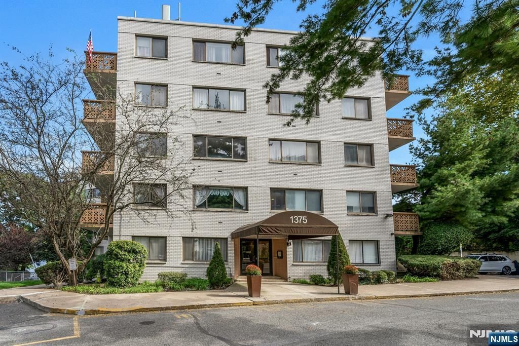 Photo of 1375 River #LG, Edgewater, NJ 07020 (MLS # 25034427)