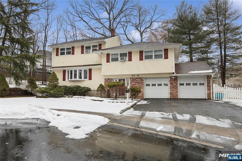 61 Cindy Lane, Emerson, New Jersey - 4 Bedrooms  
3 Bathrooms  
7 Rooms - 