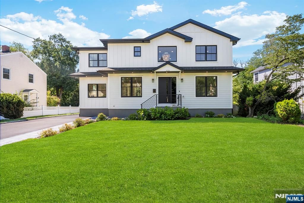 Photo of 326 Northern Parkway, Ridgewood Village, NJ 07450 (MLS # 25029090)