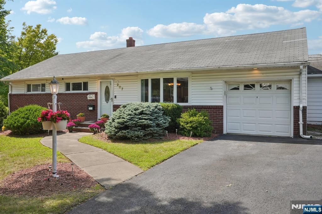 Photo of 207 Hillcrest Drive, Paramus, NJ 07652 (MLS # 25032801)