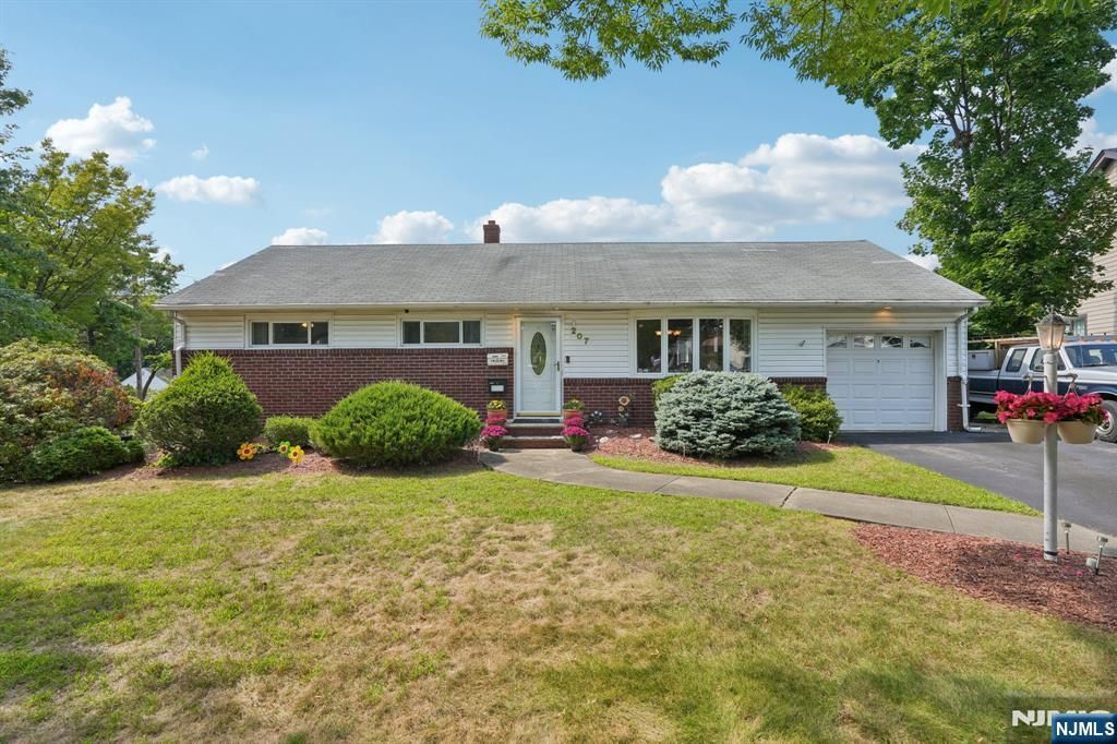 Photo of 207 Hillcrest Drive, Paramus, NJ 07652 (MLS # 25032801)