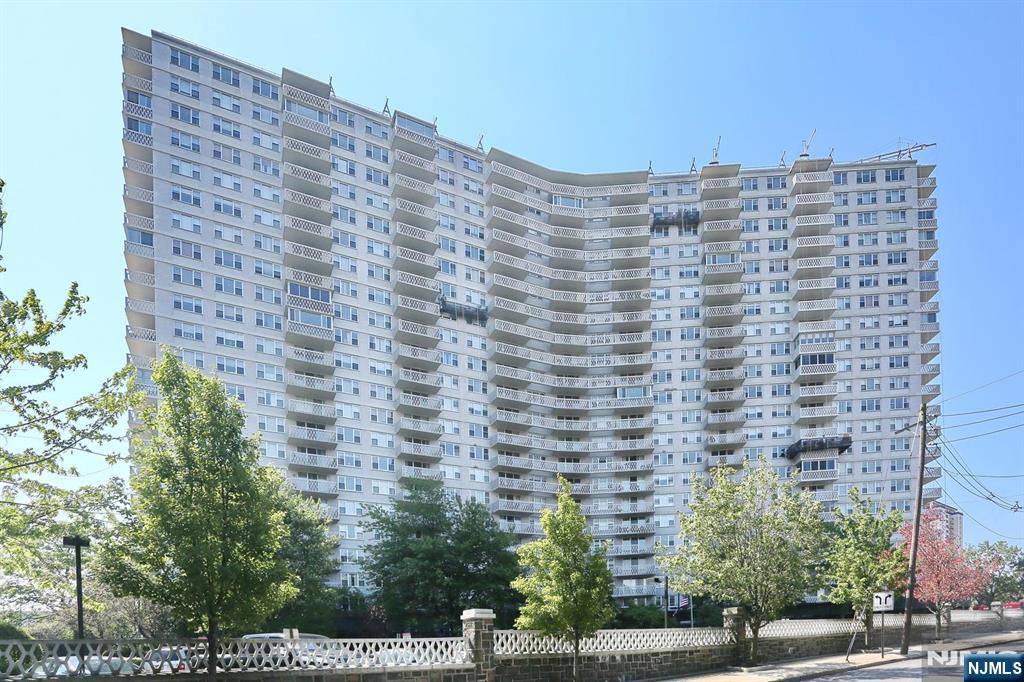 Rental Property at 2100 Linwood Ave 20B, Fort Lee, New Jersey - Bedrooms: 2 
Bathrooms: 2 
Rooms: 4  - $3,000 MO.