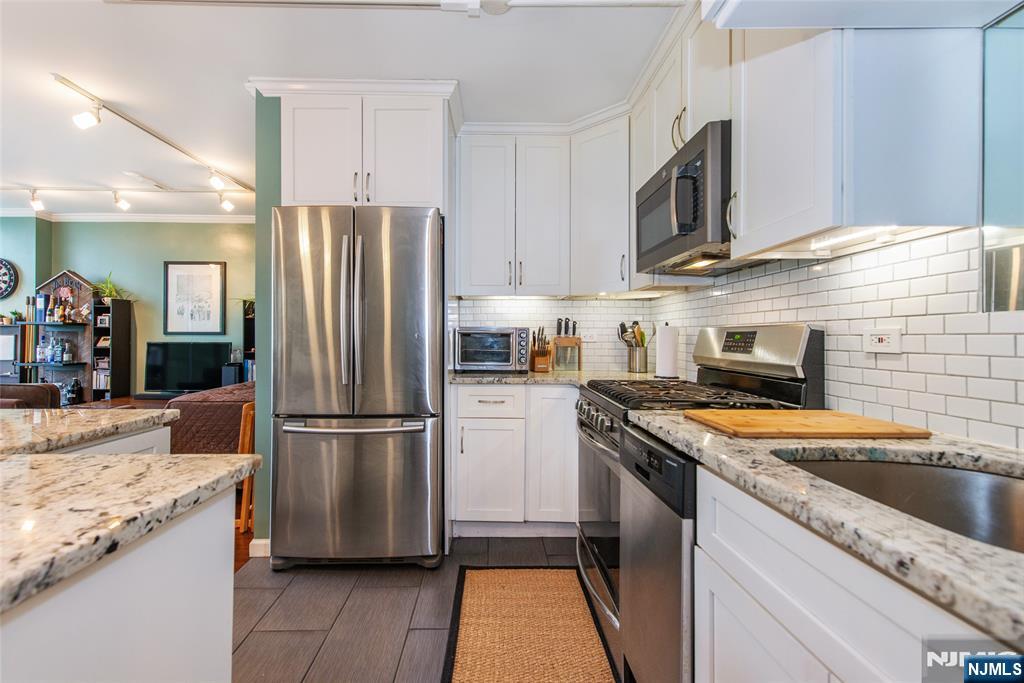 6050 Boulevard East 3E