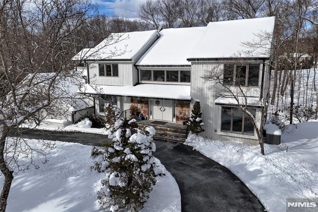 Photo of 15 Gristmill Lane, Upper Saddle River, NJ 07458 (MLS # 25043672)